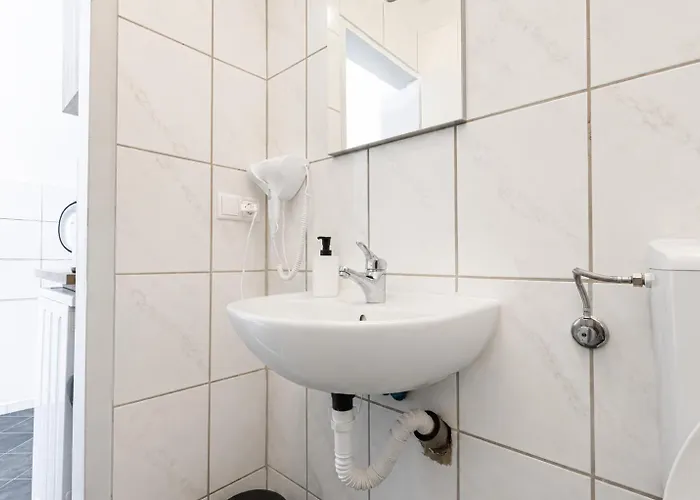 Lovely 2br &1 Lr Prime Location In Apartment *