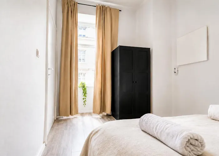 Lovely 2br &1 Lr Prime Location In