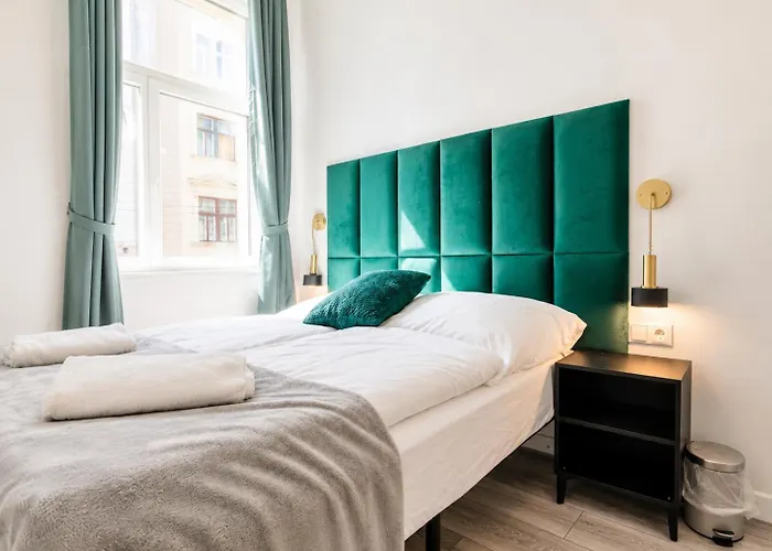 Lovely 2br &1 Lr Prime Location In Vienna