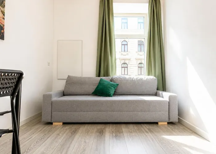 Lovely 2br &1 Lr Prime Location In Apartment *